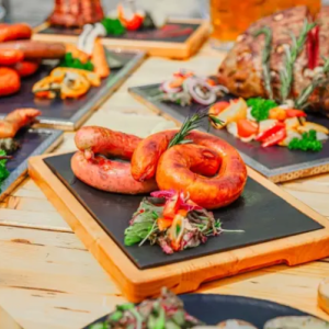 “Mục sở thị” quy trình sản xuất món xúc xích trứ danh tại Bà Nà Hills